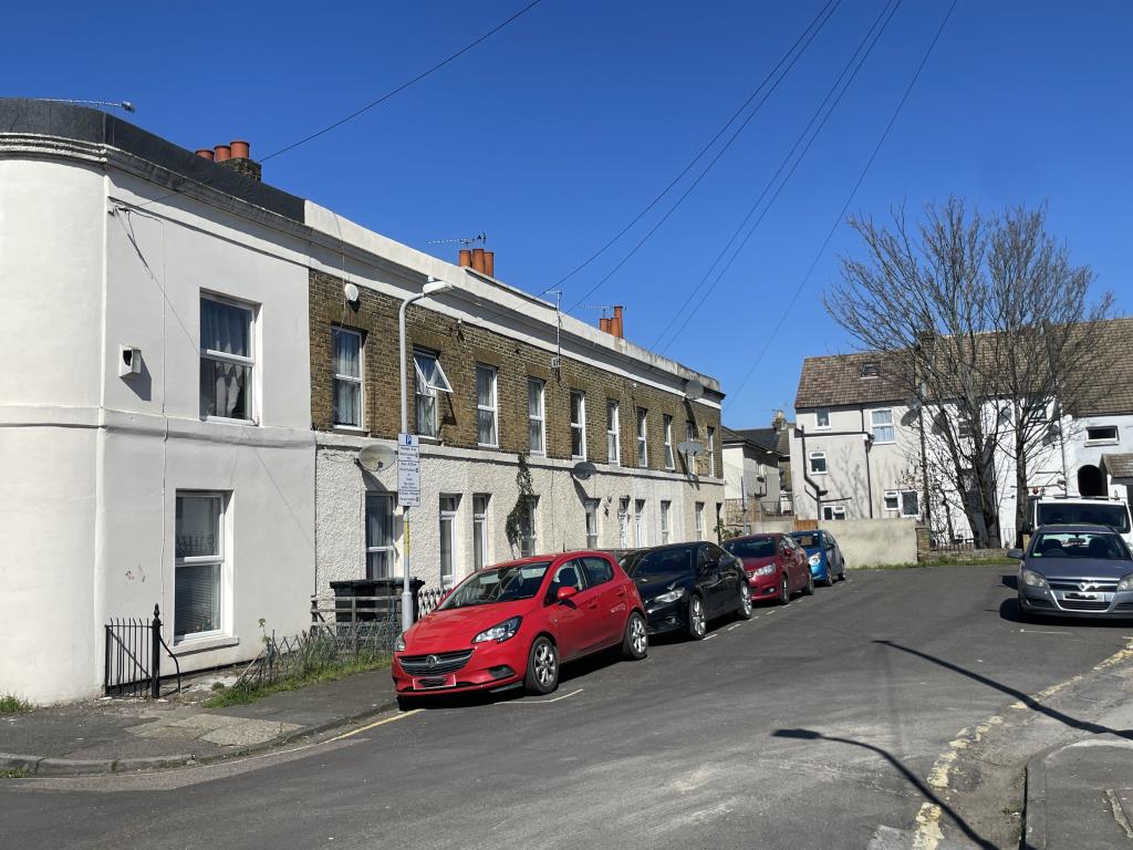 Lot: 32 - FREEHOLD HOUSE FOR INVESTMENT - streetscene of house for investment